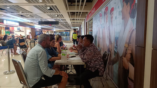Sejumlah turis tertahan di Bandara I Gusti Ngurah Rai imbas perang Israel-AS dan Iran, Rabu (4/3/2026). Foto: Denita BR Matondang/kumparan