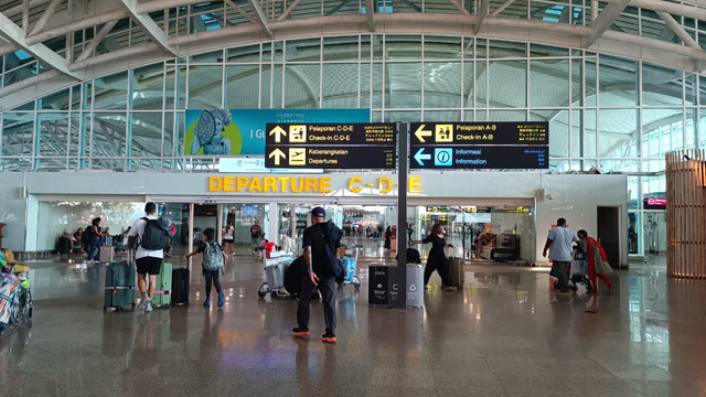 Sejumlah turis tertahan di Bandara I Gusti Ngurah Rai imbas perang Israel-AS dan Iran, Rabu (4/3/2026). Foto: Denita BR Matondang/kumparan
