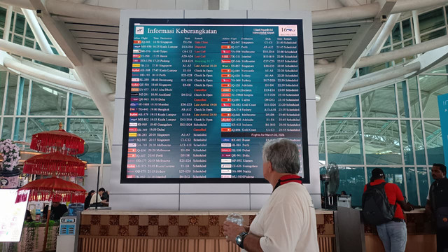 Sejumlah turis tertahan di Bandara I Gusti Ngurah Rai imbas perang Israel-AS dan Iran, Rabu (4/3/2026). Foto: Denita BR Matondang/kumparan