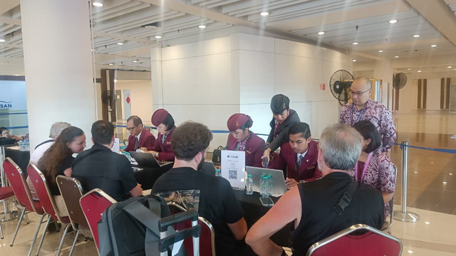 Sejumlah turis tertahan di Bandara I Gusti Ngurah Rai imbas perang Israel-AS dan Iran, Rabu (4/3/2026). Foto: Denita BR Matondang/kumparan