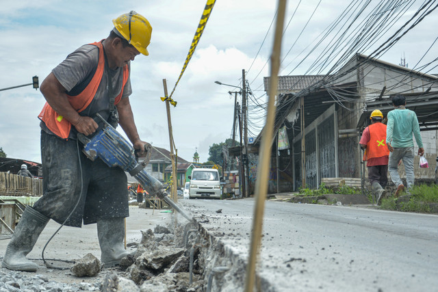 Pekerja menghancurkan lapisan aspal lama saat proses perbaikan jalan nasional di Parung, Bogor, Jawa Barat, Rabu (4/3/2026). Foto: Ahmad Naufal Oktavian/ANTARA FOTO