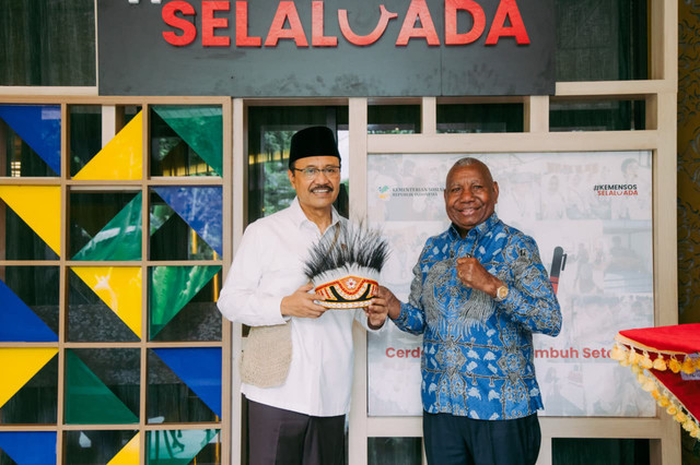 Menteri Sosial Saifullah Yusuf (Gus Ipul) menerima Gubernur Papua Barat Dominggus Mandacan beserta jajaran untuk membahas penguatan program perlindungan sosial di Papua Barat. Pertemuan berlangsung di Kantor Kementerian Sosial, Rabu, (4/2/2026). Foto: Kemensos RI