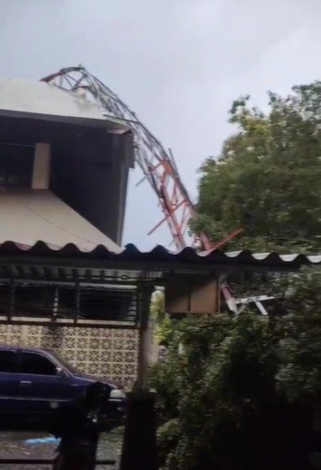 Tower BTS timpa atap kantor Gubernur Jawa Tengah, Rabu (4/3/2026). Foto: Dok. Istimewa