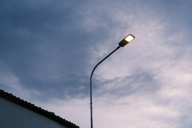 Ilustrasi lampu jalan. Foto: Pexels/Hoài Nam