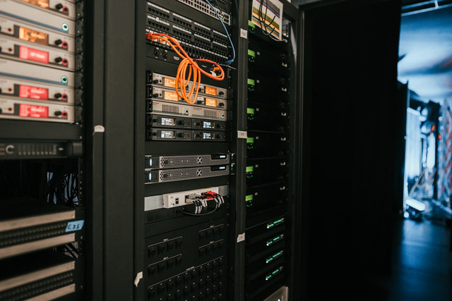 Rak tumpukan server pada ruangan server terpadu. Foto: Kevin Ache / Unsplash