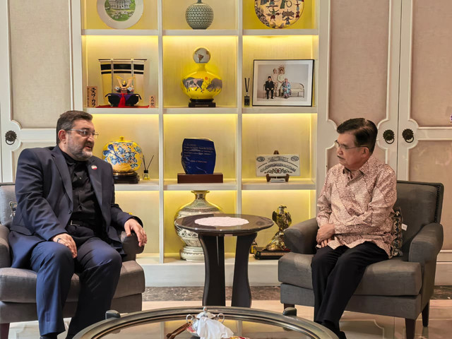 Jusuf Kalla menerima Mohammad Boroujerdi, Duta Besa Iran untuk Indonesia (dok: pribadi)