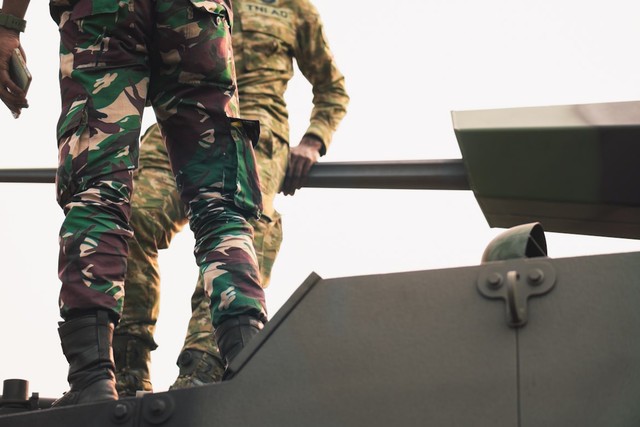 Ilustrasi tentara diatas kendaraan militer. Foto: Defrino Maasy / Unsplash