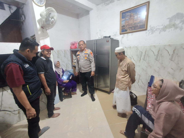 Polisi mendatangi bayi yang dibuang di kawasan Pasar Minggu, Jakarta Selatan. Foto: Polsek Pasar Minggu