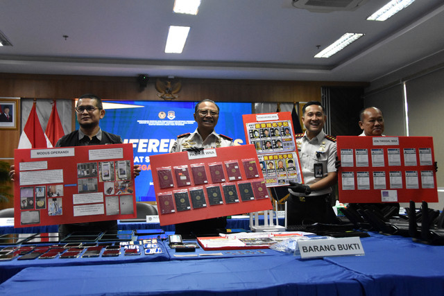 Barang bukti saat konferensi pers pengungkapan kasus sindikat penipuan daring (scamming) di Aula Hamengkubuwono IX, Kantor Imigrasi Kelas 1 Non TPI Bogor, Jawa Barat, Rabu (4/3/2026).  Foto: Arif Firmansyah/ANTARA FOTO