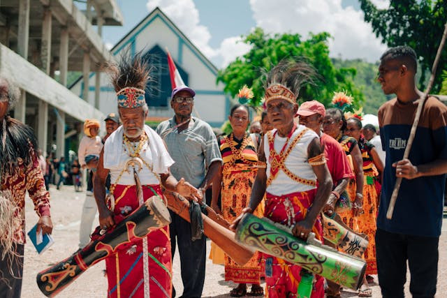 Motif ukiran Asmat yang nampak pada alat musik tifa khas Papua. Sumber foto: pexels.com
