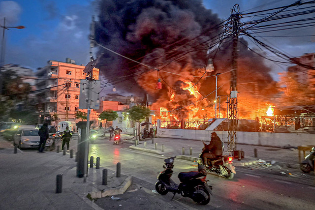 Kobaran api melanda setelah pemboman Israel terhadap ladang tenaga surya dan fasilitas pembangkit listrik di kota pesisir selatan Lebanon, Tyre, pada 4 Maret 2026.
 Foto: KAWNAT HAJU/AFP