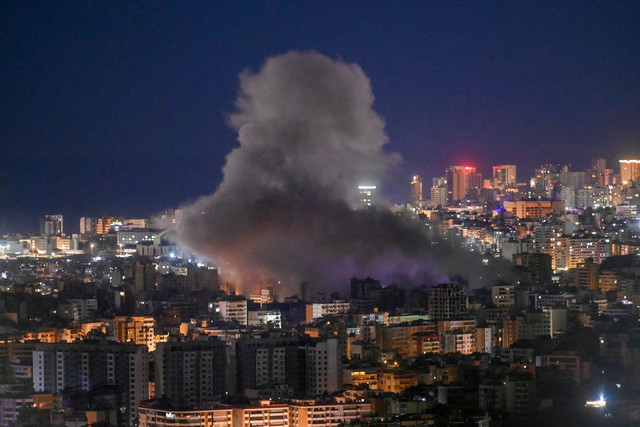Asap mengepul dari lokasi serangan udara Israel yang menargetkan area di lingkungan selatan Beirut pada 5 Maret 2026. Foto: Kawnat HAJU / AFP