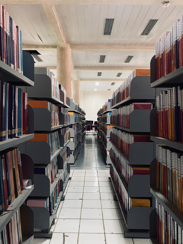 Deretan Koleksi buku di perpustakaan kampus yang menjadi sumber literasi bagi mahasiswa. Foto: Dokumentasi Pribadi