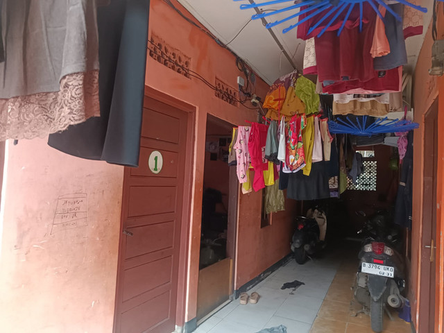 Situasi kontrakan yang disewa Mardiyah (38) beserta keluarga yang berada di Gg. 23 RT 2 RW 7, Papanggo, Jakarta Utara pada Kamis (5/3).  Foto: Ryan Iqbal/kumparan