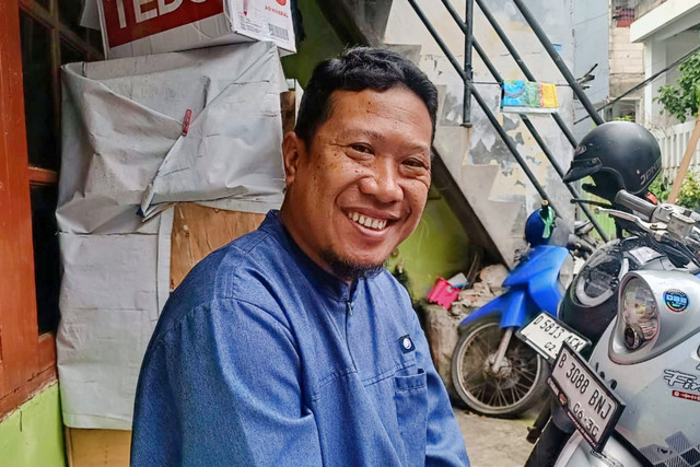 Ketua RW 7 Papanggo, Jakarta Utara, Hendri (43) saat menjelaskan kondisi Mardiyah (48) beserta keluarga, Kamis (5/3). Foto: Ryan Iqbal/kumparan