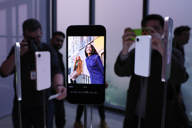 iPhone 17e yang baru dirilis dipamerkan selama acara peluncuran "Special Apple Experience" di Apple Store di distrik Manhattan, New York City, pada 4 Maret 2026. Foto: Timothy A. Clary/AFP