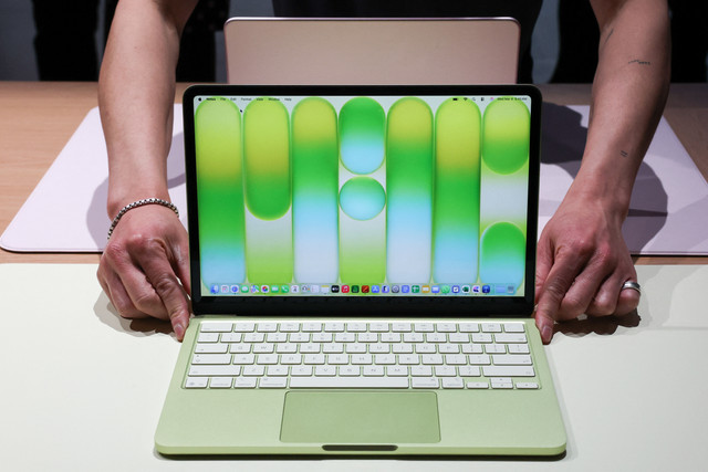 MacBook Neo yang baru dirilis dipamerkan selama acara peluncuran "Special Apple Experience" di Apple Store di distrik Manhattan, New York City, pada 4 Maret 2026. Foto: Timothy A. Clary/AFP