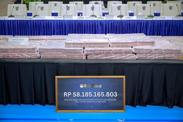 Penampakan uang sejumlah Rp 58 miliar yang ditunjukkan saat konferensi pers terkait penyerahan tanggung jawab dan eksekusi harta kekayaan hasil TPPU yang berasal dari praktik judi online di Bareskrim Polri, Jakarta, Kamis (5/2/2026). Foto: Jamal Ramadhan/kumparan