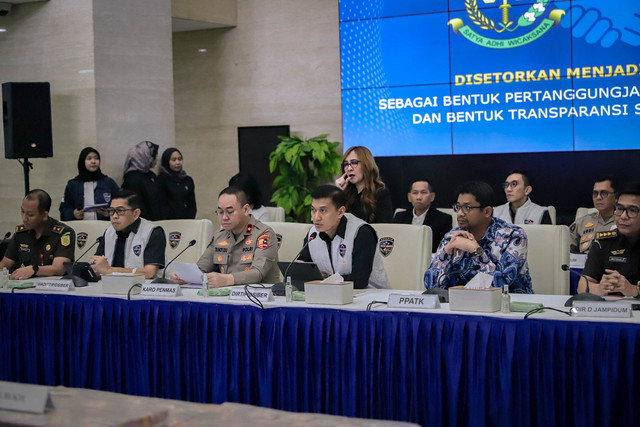 Dirtipidsiber Bareskrim Polri Brigjen Pol. Himawan Bayu Aji berbicara dalam konferensi pers terkait penyerahan tanggung jawab dan eksekusi harta kekayaan hasil TPPU yang berasal dari praktik judi online di Bareskrim Polri, Jakarta, Kamis (5/2/2026). Foto: Jamal Ramadhan/kumparan