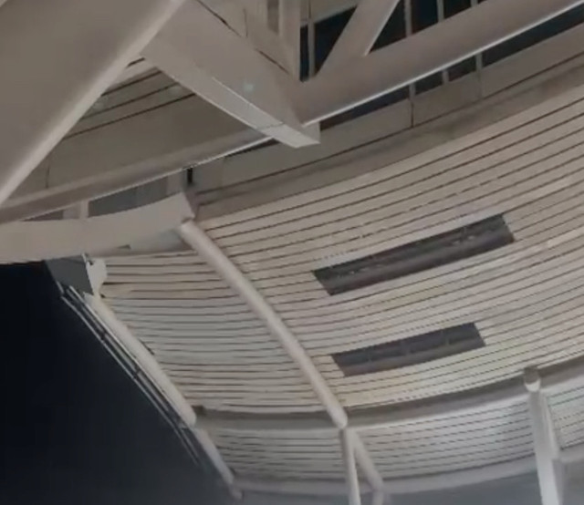 Atap plafon yang jatuh akibat hujan angin. Foto: Polres Bandara Ngurah Rai