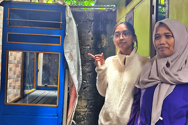 Dinda (20) dan Ibunya Marlinah (49), saksi pertama yang menemukan bayi saat menunjukkan gerobak nasi uduk tempat penemuan bayi di depan rumahnya, Jalan Pejaten Raya, Pasar Minggu, Kamis (5/3/2026). Foto: Jeni Ritanti/kumparan