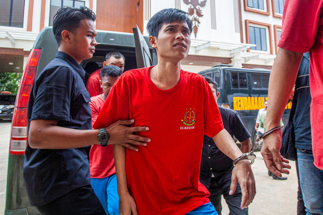 Fandi Ramadhan (tengah) bersama lima terdakwa lainnya tiba untuk menjalani sidang putusan perkara penyelundupan narkotika jenis sabu seberat dua ton di Pengadilan Negeri Batam, Kepulauan Riau, Kamis (5/3/2026). Foto: Teguh Prihatna/ANTARA FOTO