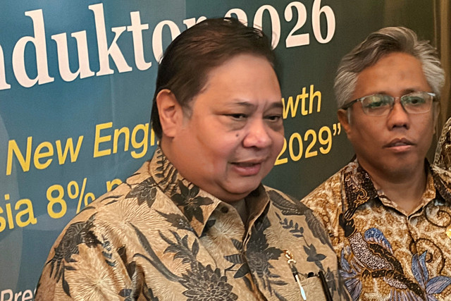 Menko Perekonomian Airlangga Hartarto (kiri) di sela acara Pembekalan Nasional Talenta Semikonduktor 2026 di Menara Batavia, Jakarta, Kamis (5/3/2026). Foto: Najma Ramadhanya/kumparan