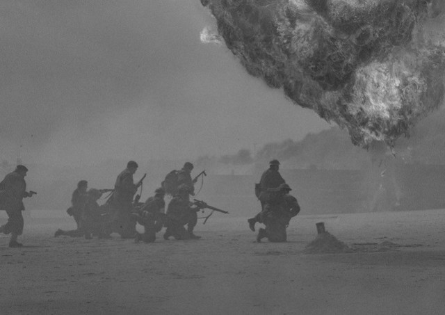 “Siluet para tentara berdiri dalam formasi di bawah cahaya langit senja.” Sumber Foto: Duncan Kidd/Unsplash