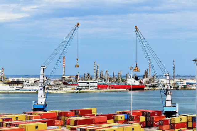sumber : https://pixabay.com/id/photos/dok-pemuatan-laut-pelabuhan-kapal-7989197/