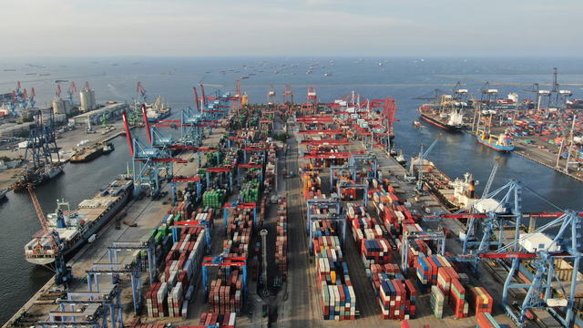 Aktivitas Operasional di IPC Terminal Petikemas Jakarta. Foto: Dok. Pelindo