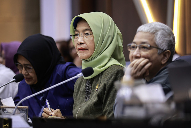 Ketua Komnas Perempuan Maria Ulfah Anshor (tengah) bersama Direktur Institut Sarinah Eva Kusuma Sundari (kiri) dan Koordinator JALA PRT Lita Anggraini (kanan) mengikuti RDPU bersama Baleg DPR di Kompleks Parlemen, Senayan, Jakarta, Kamis (5/3/2026). Foto: Dhemas Reviyanto/ANTARA FOTO