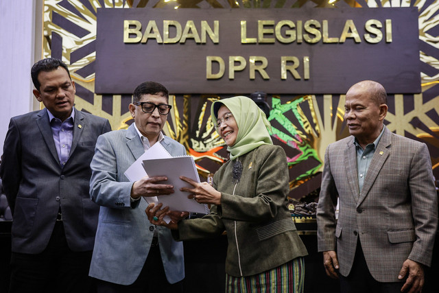 Ketua Komnas Perempuan (kedua kanan) menyerahkan berkas pembahasan kepada Ketua Badan Legislasi DPR (kedua kiri) disaksikan Wakil Ketua Baleg (kiri dan kanan) usai RDPU di Kompleks Parlemen, Senayan, Jakarta, Kamis (5/3/2026). Foto: Dhemas Reviyanto/ANTARA FOTO
