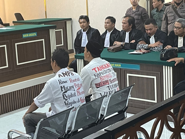 Botok dan Teguh mendengarkan majelis hakim membacakan putusan dalam sidang vonis di PN Pati, Kamis (5/3/2026). Foto: kumparan