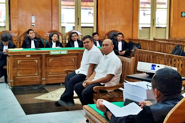 Topan Ginting (kiri) dan Rasuli Efendi Siregar (kanan) menjalani sidang tuntutan di PN Medan terkait korupsi proyek jalan Sumut, Kamis (5/3/2026). Foto: Amar Marpaung/kumparan