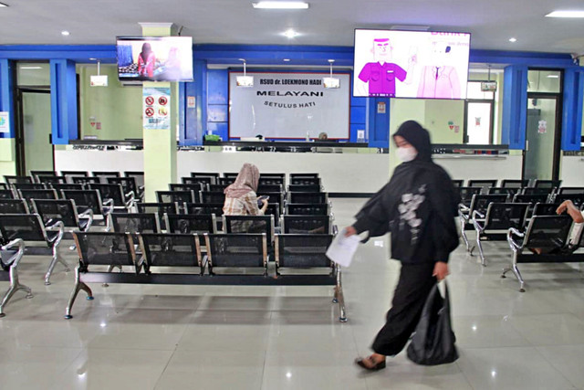 Aktivitas masyarakat di RSUD dr Loekmono Hadi Kudus, Jawa Tengah pada Kamis (5/3). Foto: Vega Maarijil Ula/kumparan