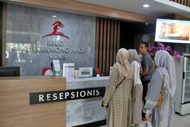 Aktivitas masyarakat di RSUD dr Loekmono Hadi Kudus, Jawa Tengah pada Kamis (5/3). Foto: Vega Maarijil Ula/kumparan
