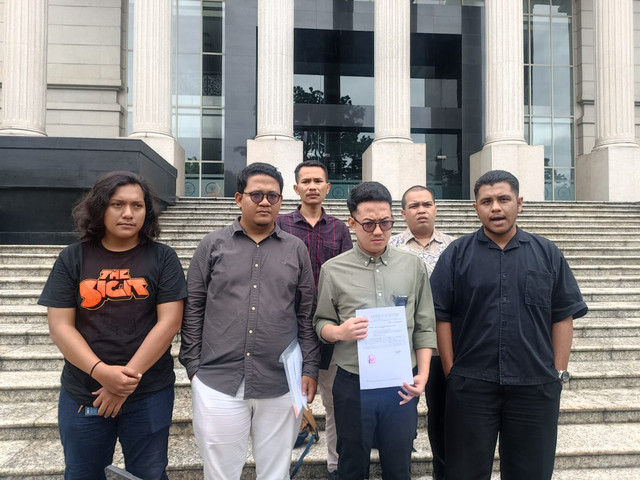 Delpedro CS setelah mengajukan permohonan uji materiil atau judicial review atas sejumlah pasal dalam KUHP Baru di Mahkamah Konstitusi, Jakarta Pusat pada Kamis (5/3/2026). Foto: Ryan Iqbal/kumparan