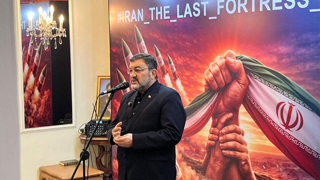 Duta Besar Iran untuk Indonesia Mohammad Boroujerdi saat penandatanganan petisi dan doa bersama di kediamannya, di kawasan Menteng, Jakarta Pusat, Kamis (5/3/2026). Foto: Nasywa Athifah/kumparan