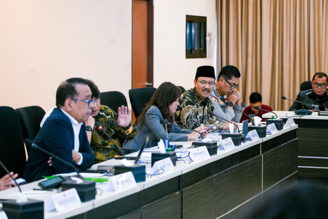 Mensos Saifullah Yusuf (Gus Ipul) dalam rapat Sinkronisasi dan Koordinasi Pengendalian Pencegahan dan Penanganan Masalah Kesehatan Jiwa Anak dan Remaja di Kemenko PMK, Jakarta Pusat, Kamis (5/3/2026). Foto: Kemensos RI