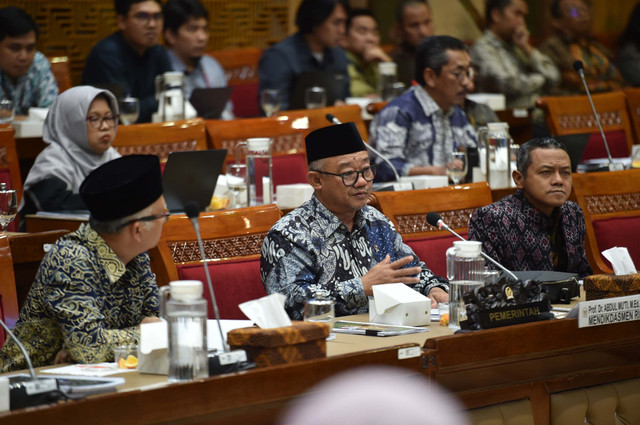Menteri Pendidikan Dasar dan Menengah (Mendikdasmen) Abdul Mu'ti dalam rapat bersama Komisi X DPR RI di Jakarta, Rabu (21/1/2026). Foto: Dok. Kemendikdasmen