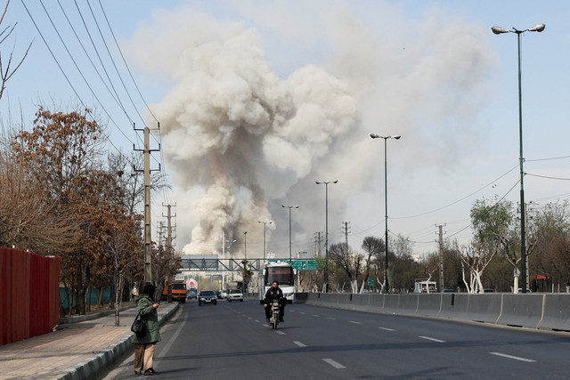 Asap mengepul setelah ledakan, di tengah konflik AS-Israel dengan Iran, di Teheran, Iran, Kamis (5/3/2026). Foto: Majid Asgaripour/WANA via Reuters