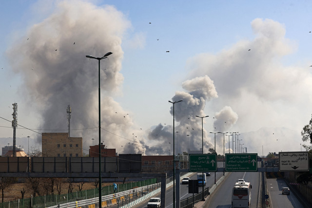 Kepulan asap membubung setelah serangan terhadap ibu kota Iran, Teheran, Kamis (5/3/2026). Foto: Atta Kenare/AFP
