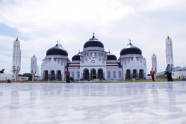 Masjid Baiturrahman di Aceh. Aceh dijuluki Tanah Rencong, dari nama senjata tradisional mereka. Sumber foto: pixabay.com