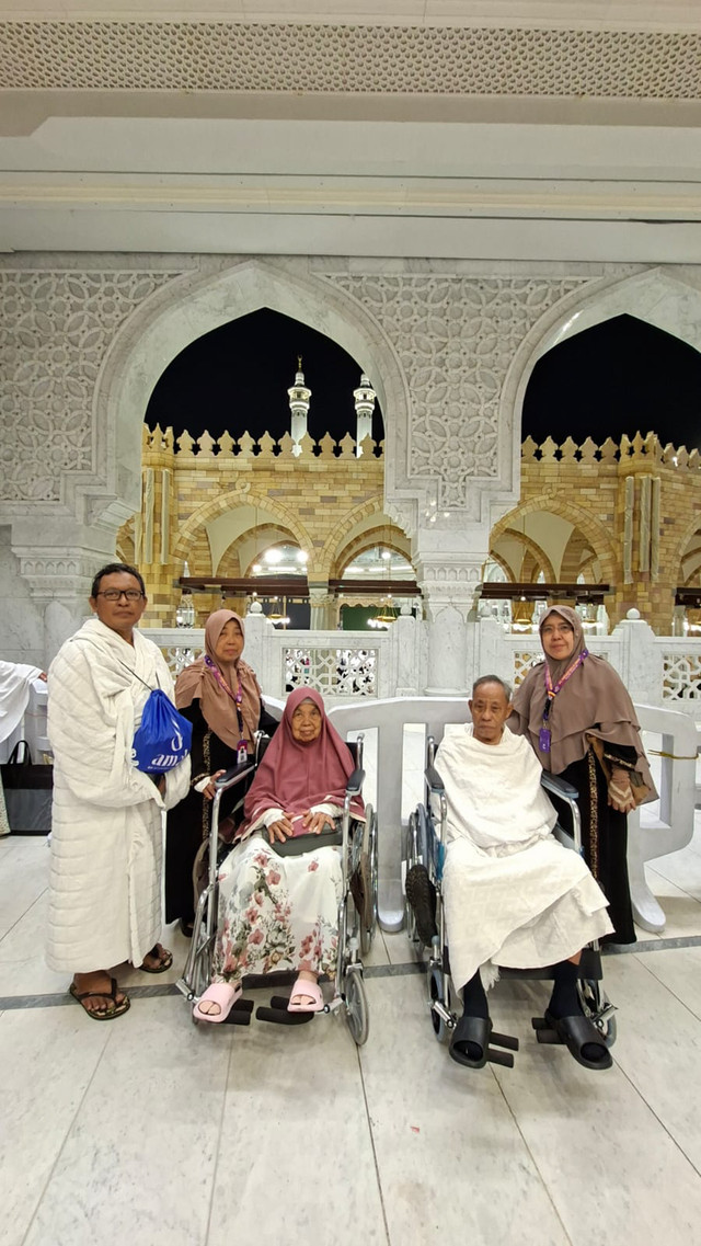 Sulistyowati (kerudung cokelat) berfoto bersama keluarga saat umrah bersama. Foto: Dok. Sulistyowati