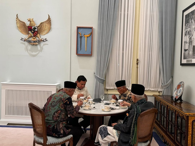 Presiden Prabowo Subianto berbuka puasa bersama Rais Aam PBNU K.H Miftchul Achyar, Ketua Umum Muhammadiyah Prof. Haedar Nasir, Ketum MUI K.H Anwar Iskandar di Istana Merdeka, Jakarta. Foto: Instagram/ @sekertariat.kabinet