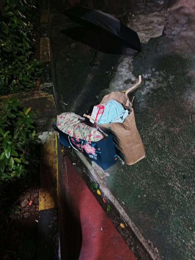 Paper bag berisi bayi beserta perlengkapan yang ditemukan di depan SD Tarakanita I, Kebayoran Baru, Jakarta Selatan, Rabu (4/3/2026). Foto: Dok. Polsek Kebayoran Baru