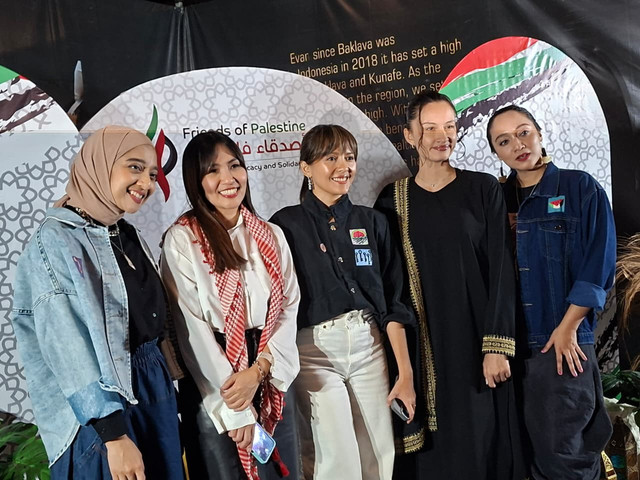 Organisasi Friends of Palestine (FoP) berkolaborasi dengan gerakan kolektif seniman Tanah Para Nabi menggelar acara Iftar Bersama ke-3 yang digelar di Kemang, Jakarta Selatan, Rabu (4/3/2026). Foto: Vincentius Mario/kumparan