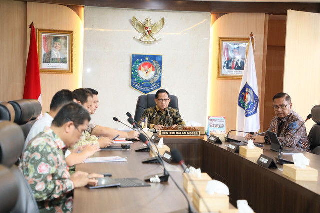 Kasatgas Tito Karnavian saat memimpin Rapat Koordinasi (Rakor) Tingkat Menteri terkait Pembahasan Percepatan Penanganan Pengungsi Pascabencana di Wilayah Sumatera secara hybrid di kantor Kemendagri, Jakarta, Kamis (5/3/2026). Foto: Kemendagri RI
