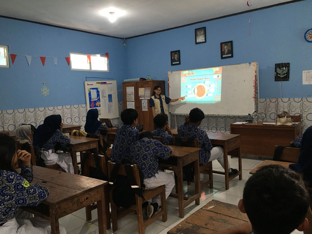 Maretha, Mahasiswa KKN 118 UNS memberikan edukasi kesehatan mata ke Siswa SMPN 6 Ambarawa (14/01/26)