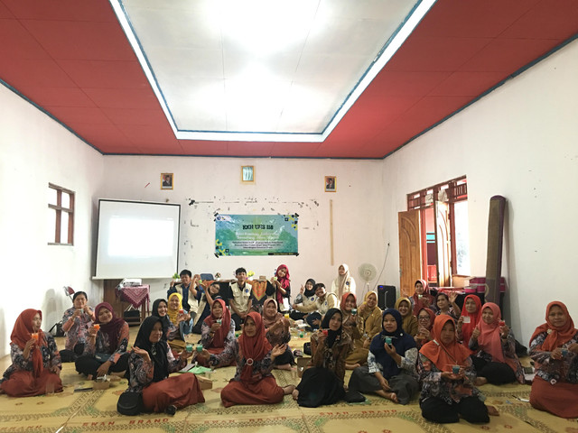 Mahasiswa KKN 118 UNS bersama PKK Desa Pasekan melakukan pelatihan Jelita (27/01/26). (Sumber: Dok. KKN 118 UNS)